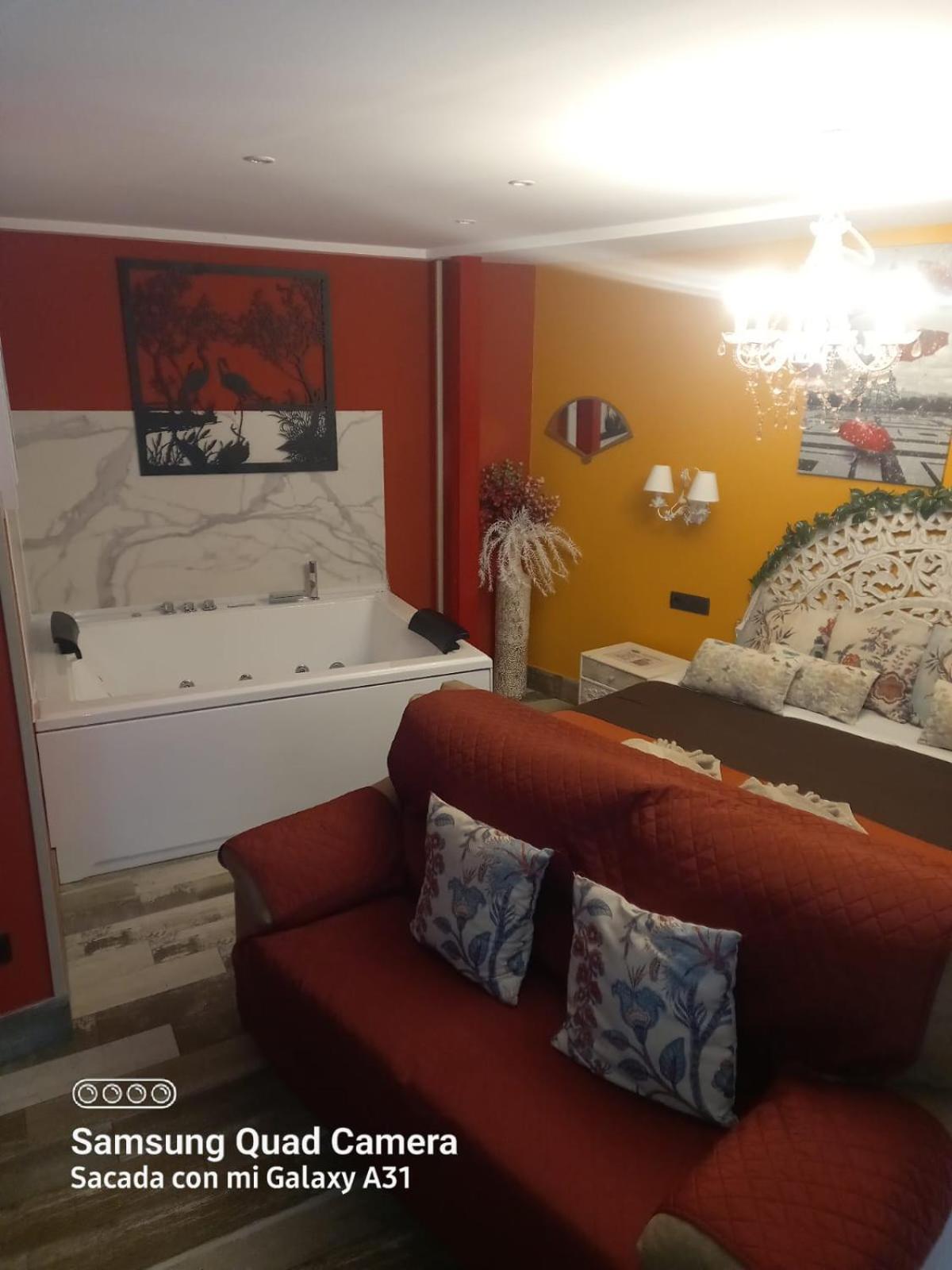 Apartamentos Deluxe Con Jacuzzi O Chimenea Love For Two Collado Mediano Екстериор снимка