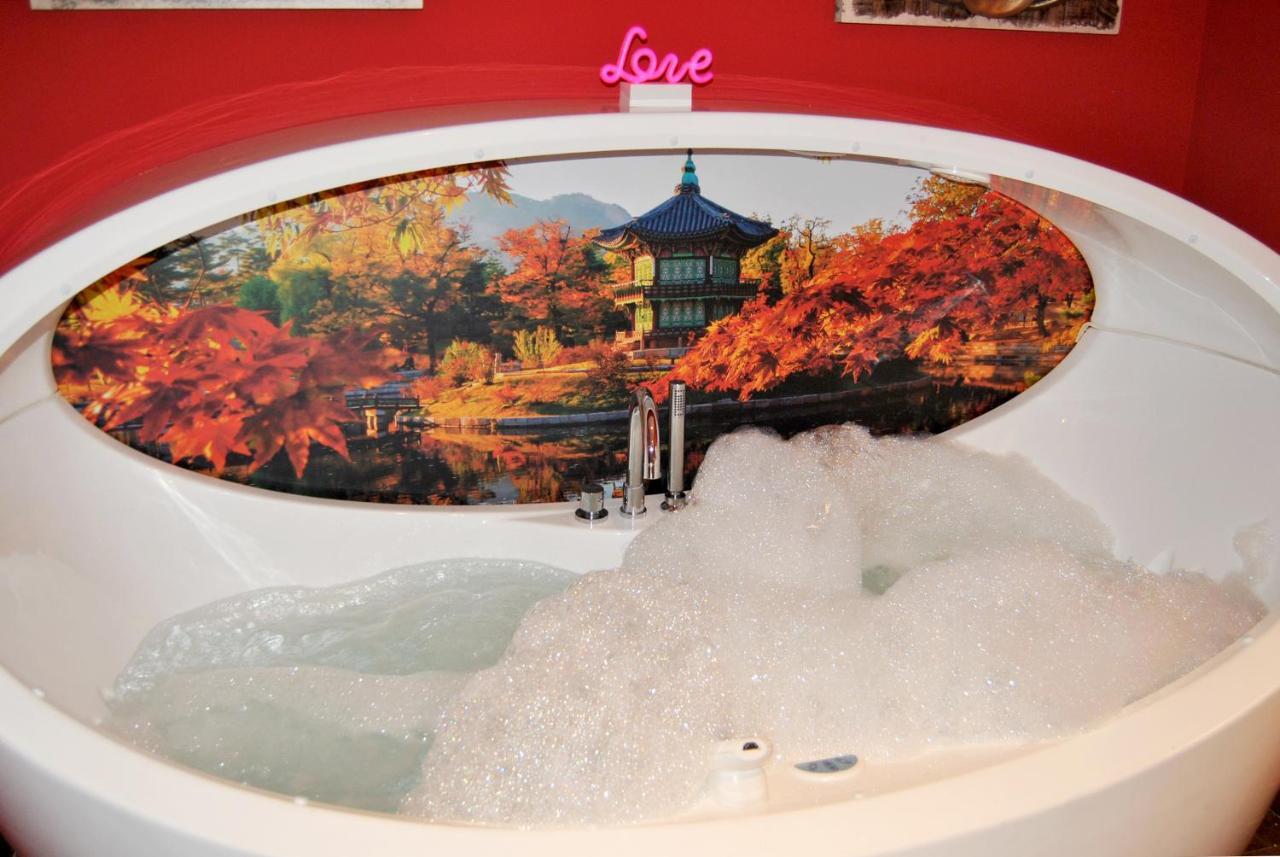 Apartamentos Deluxe Con Jacuzzi O Chimenea Love For Two Collado Mediano Екстериор снимка